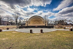 Walk to Shops, Dining & City Park: Reading Apt