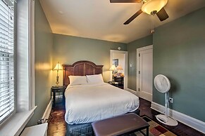 Walk to Shops, Dining & City Park: Reading Apt