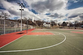 Walk to Shops, Dining & City Park: Reading Apt