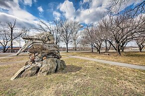 Walk to Shops, Dining & City Park: Reading Apt