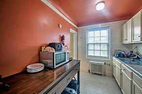 Walk to Shops, Dining & City Park: Reading Apt