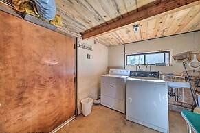 6 Mi to Yosemite National Park: Retreat w/ Deck!