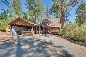 6 Mi to Yosemite National Park: Retreat w/ Deck!