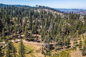 6 Mi to Yosemite National Park: Retreat w/ Deck!