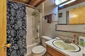 6 Mi to Yosemite National Park: Retreat w/ Deck!