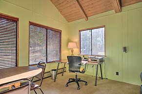 6 Mi to Yosemite National Park: Retreat w/ Deck!