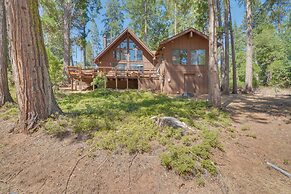 6 Mi to Yosemite National Park: Retreat w/ Deck!