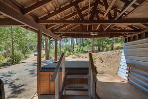 6 Mi to Yosemite National Park: Retreat w/ Deck!