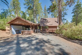 6 Mi to Yosemite National Park: Retreat w/ Deck!