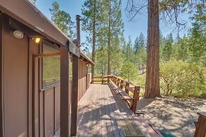 6 Mi to Yosemite National Park: Retreat w/ Deck!