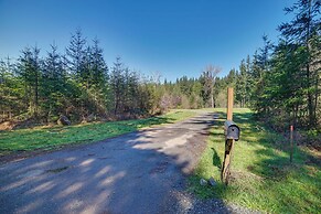 Spacious Carnation Home w/ Grill & Large Yard