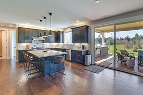 Spacious Carnation Home w/ Grill & Large Yard