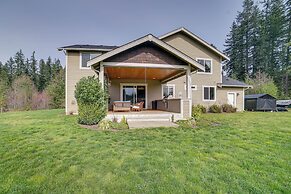 Spacious Carnation Home w/ Grill & Large Yard