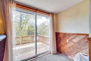 Table Rock Lake Cabin w/ Deck & Bar!