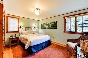 'the Nest' Gorgeous Waterfront La Conner Getaway!