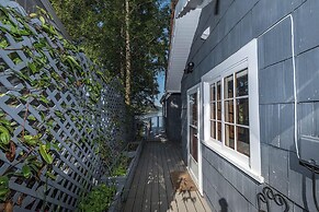 'the Nest' Gorgeous Waterfront La Conner Getaway!