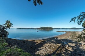 'the Nest' Gorgeous Waterfront La Conner Getaway!