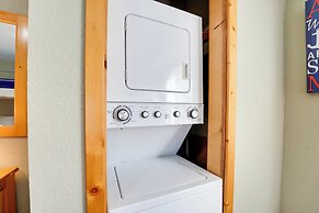 Relaxing Lakeview Retreat in Reeds Spring w/ Deck