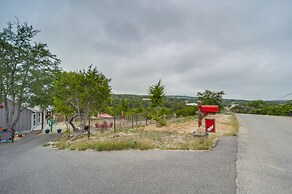 Stunning Texas Studio < 1 Mi to Canyon Lake!