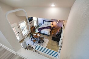 Stunning Texas Studio < 1 Mi to Canyon Lake!