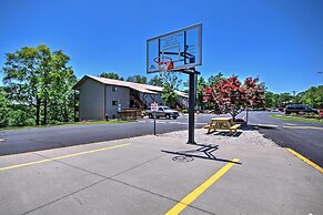 Condo w/ Pool Access - 2 Mi to Silver Dollar City!