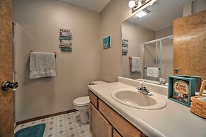 Condo w/ Pool Access - 2 Mi to Silver Dollar City!