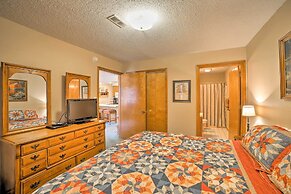 Condo w/ Pool Access - 2 Mi to Silver Dollar City!