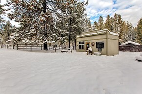 Bend Condo w/ Deck, Resort-style Amenities & Views