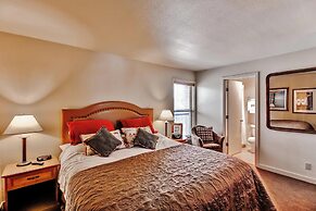 Bend Condo w/ Deck, Resort-style Amenities & Views