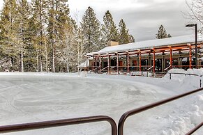 Bend Condo w/ Deck, Resort-style Amenities & Views
