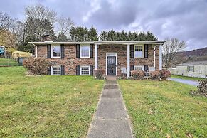 Bluefield Home w/ Covered Deck - Near Parks!