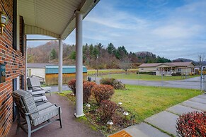 Bluefield Home w/ Covered Deck - Near Parks!