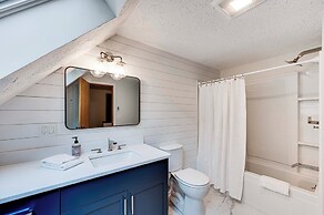 Bartlett Vacation Rental w/ Wraparound Deck!