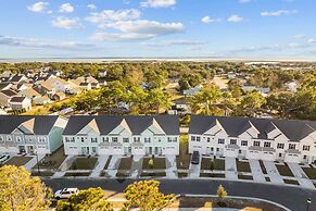 Beaufort Townhome w/ Game Room: 8 Mi to Beaches!