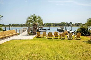 Beaufort Townhome w/ Game Room: 8 Mi to Beaches!