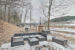 Chic Prattsville Studio w/ Private Hot Tub!