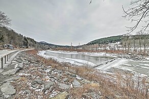 Chic Prattsville Studio w/ Private Hot Tub!