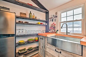 Chic Prattsville Studio w/ Private Hot Tub!