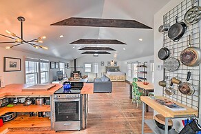 Chic Prattsville Studio w/ Private Hot Tub!