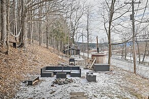 Chic Prattsville Studio w/ Private Hot Tub!