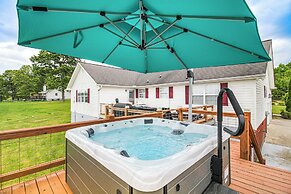 Cozy Alabama Retreat w/ Hot Tub, Near Ruby Falls!