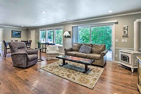 Coos Bay Retreat < 2 Mi to Marina & Casino!