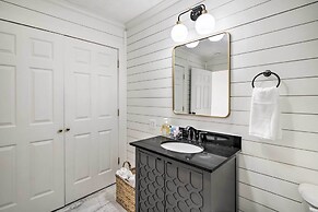 2 Mi to Msu: Chic Cottage Retreat w/ Yard!