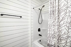 2 Mi to Msu: Chic Cottage Retreat w/ Yard!