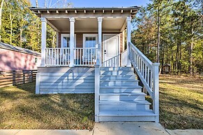 2 Mi to Msu: Chic Cottage Retreat w/ Yard!