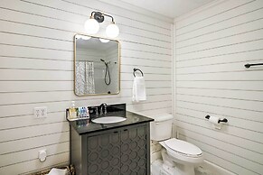 2 Mi to Msu: Chic Cottage Retreat w/ Yard!