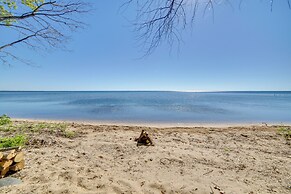 600' of Green Bay Frontage & Dock: Cozy Cottage