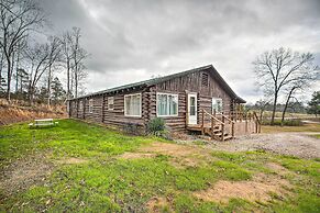 Family Cabin w/ Yard ~ 11 Mi to Lake Ouachita