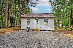 Hartford Cottage w/ Private Beach on Bear Pond!