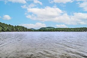 Hartford Cottage w/ Private Beach on Bear Pond!